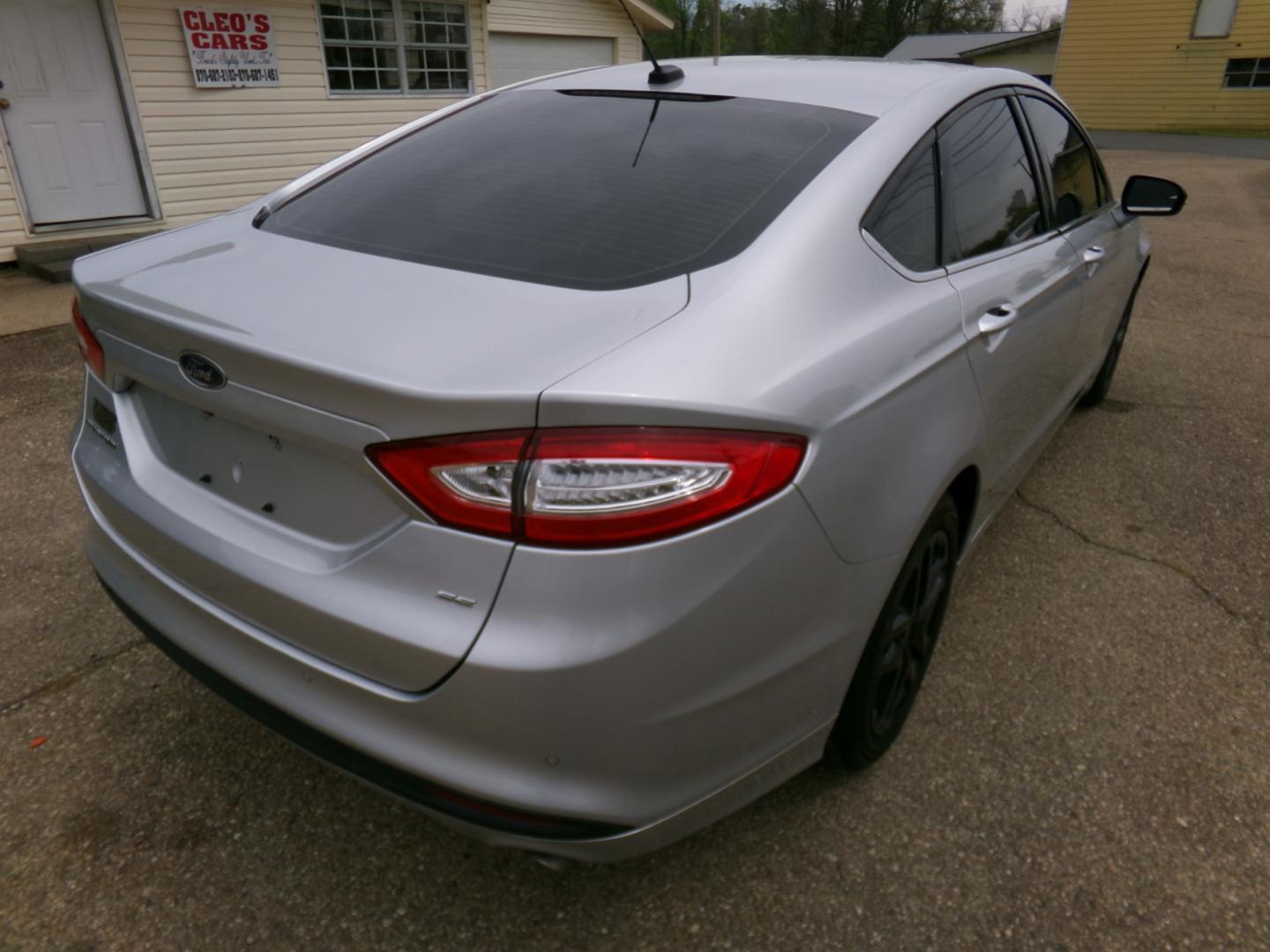 2016 Silver /Black Ford Fusion SE (3PA6P0H72GR) with an 2.5L engine, automatic transmission, located at 401 First NE, Bearden, AR, 71720, (870) 687-3414, 33.726528, -92.611519 - Photo#19